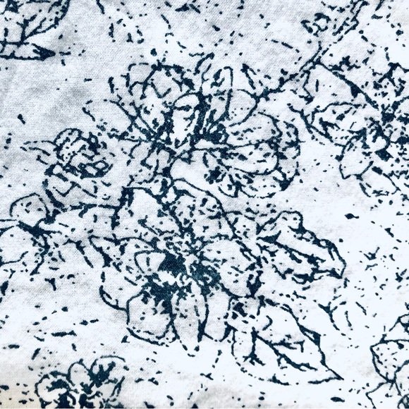 Talbots Shirt Size Medium Pullover Roll Tab Sleeve Floral Pintucks 100% Cotton - Picture 8 of 9